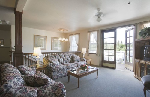 College Hotel | Rivers Edge Resort