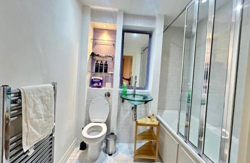 Island Gardens Apartment | Riverside 1bd near Canary Wharf
