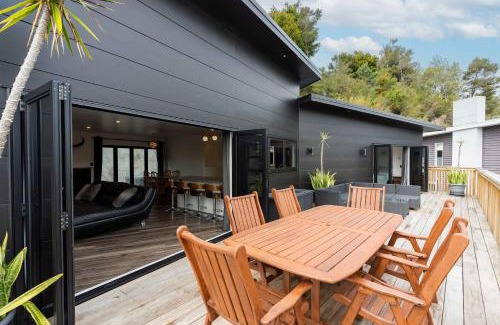Whangarei House | Riverside Heights Two Story Townhouse with a View