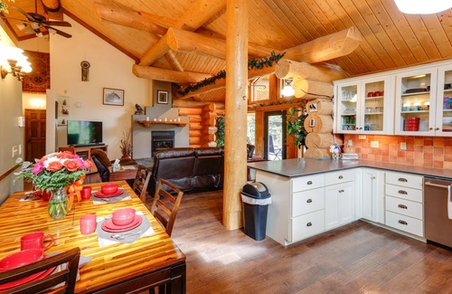 Badger House | Riverside Log Cabin: On-Site Aurora Viewing!