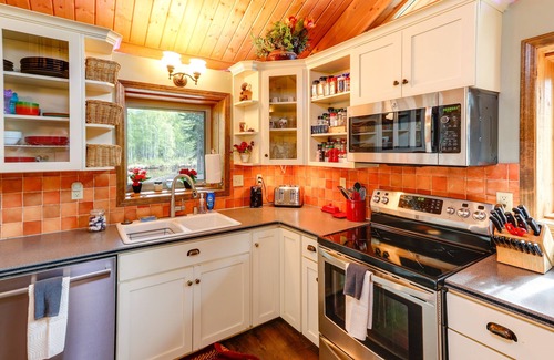 Badger House | Riverside Log Cabin: On-Site Aurora Viewing!