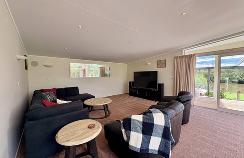 Whangarei House | Riverside Retreat – Spacious 4 Bedroom Home Just Minutes from the City Centre