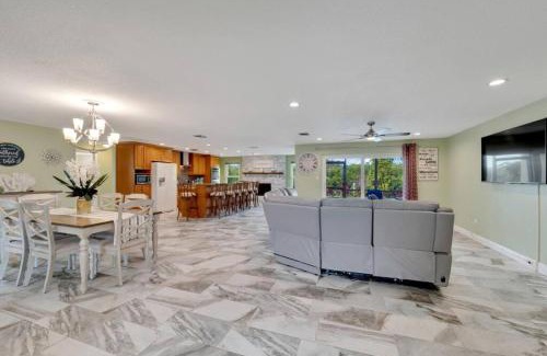 Clearwater House | Riverside Villa w Private Pool