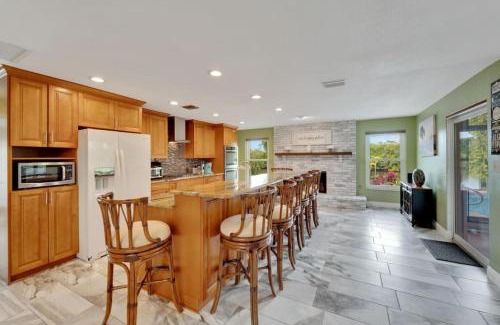 Clearwater House | Riverside Villa w Private Pool