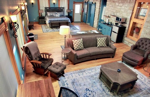 Eureka Springs Historic District House | Rock House Cave Side Suite VIP Parking Cave Access