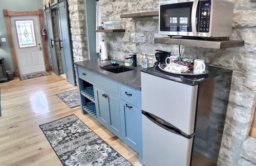 Eureka Springs Historic District House | Rock House Cave Side Suite VIP Parking Cave Access