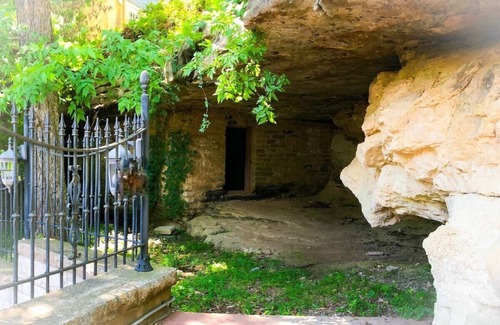 Eureka Springs Historic District House | Rock House Cave Side Suite VIP Parking Cave Access