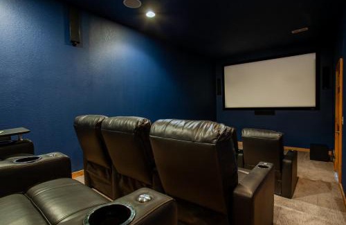Gatlinburg - Pigeon Forge House | Rocky Retreat - MtnView,CommunityPool,TheaterRoom