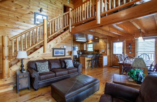 Gatlinburg - Pigeon Forge House | Rocky Retreat - MtnView,CommunityPool,TheaterRoom
