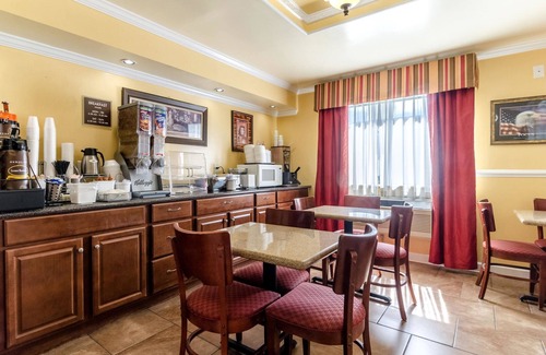 Jacksonville Hotel | Rodeway Inn & Suites Jacksonville near Camp Lejeune