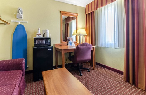 Jacksonville Hotel | Rodeway Inn & Suites Jacksonville near Camp Lejeune