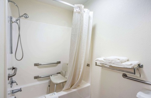 Cedar Rapids - Iowa City Hotel | Rodeway Inn
