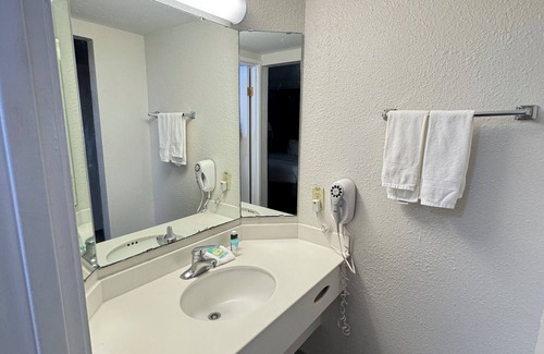 College Station Hotel | Rodeway Inn