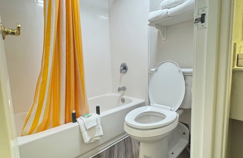College Station Hotel | Rodeway Inn