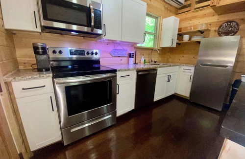 Milledgeville Cabin | Romantic Cabin Hideaway — Outdoor Rain Shower, Soaking Tub & Fire Pit
