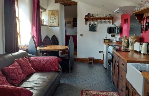 Longnor Cottage | Romantic getaway set in 5 acres.