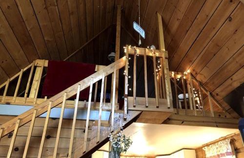 Tellico Plains House | Romantic Log Cabin with Hot Tub near Cherokee National Forest, Tennessee