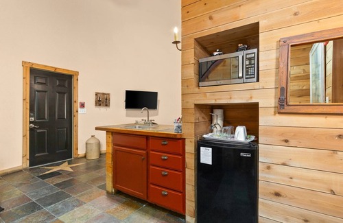 Gruene House | Romantic Silo Escape – King Loft & Porch Swing | Cozy & Peaceful Living Space with Modern Amenities