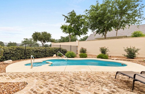 Gruene House | Romantic Silo Escape – King Loft & Porch Swing | Cozy & Peaceful Living Space with Modern Amenities