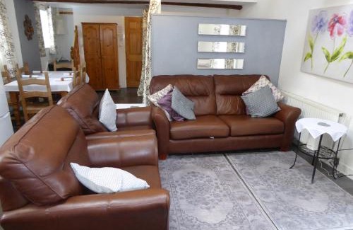 Saintbury House | Romeo Cottage - Sleeps 4 - Open Plan Barn - Private Hot Tub & Garden