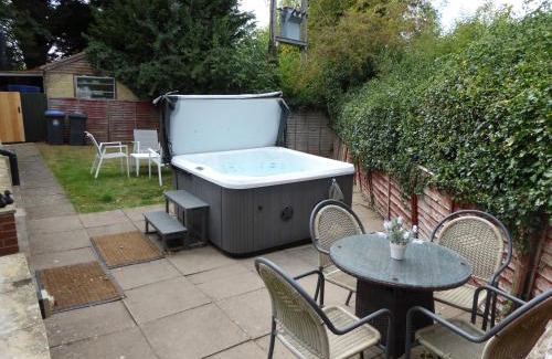 Saintbury House | Romeo Cottage - Sleeps 4 - Open Plan Barn - Private Hot Tub & Garden