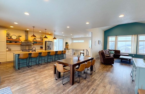 Spearfish House | Roof Top Deck-Hot Tub-Steam Shower-Arcade Games-4car Garage-Chef's Kitchen