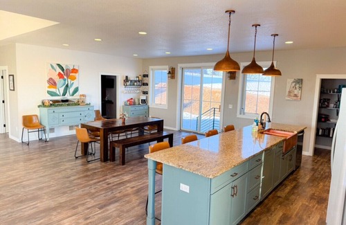 Spearfish House | Roof Top Deck-Hot Tub-Steam Shower-Arcade Games-4car Garage-Chef's Kitchen