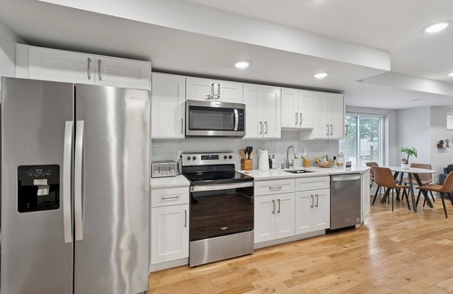 Brewerytown Apartment | Rooftop/5min Museum of Art/3BD3BA/Patio/King/Free Parking/10min Liberty Bell