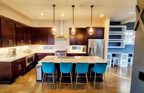Hope Gardens House | ROOFTOP PARADISE★1 MILE to Broadway★Sleeps 12★Brand New House and Furnishings