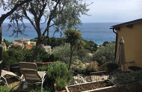 Bogliasco Apartment | Room 'Camera Mimosa' with Sea View, Wi-Fi and Air Conditioning