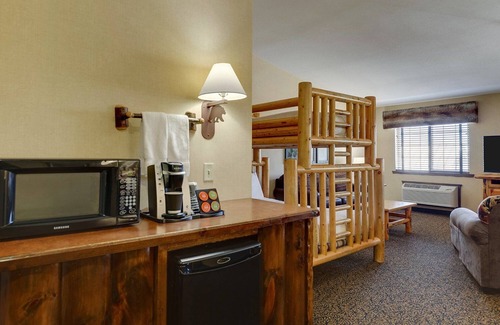 Columbia Hotel | Room for the Crew! Expanded King Bunk Bed Suite, Stoney Creek Columbia