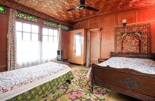 Nagin Bagh Boat Rental | Room in a houseboat on Nigeen Lake, by GuestHouser 4846