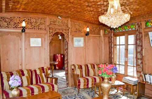 Nagin Bagh Boat Rental | Room in a houseboat on Nigeen Lake, by GuestHouser 4846