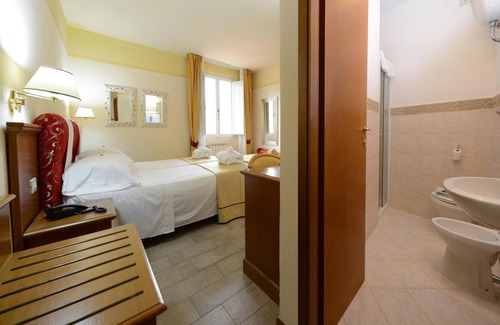 Bagni di Lucca Apartment | Room 'Tripla' with Shared Garden, Wi-Fi and Air Conditioning