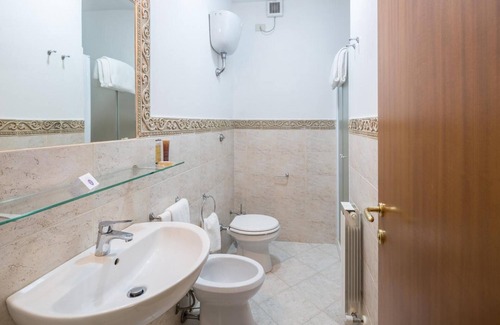 Bagni di Lucca Apartment | Room 'Tripla' with Shared Garden, Wi-Fi and Air Conditioning