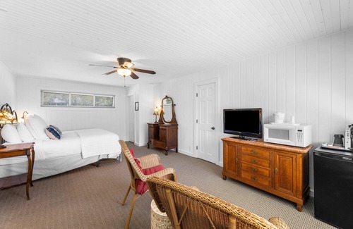 Comfort Hotel | Room with One King Bed, microwave, mini-fridge, and gas fireplace