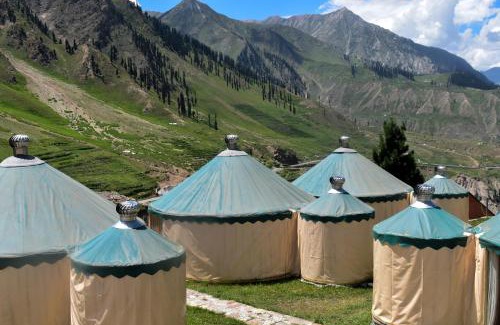 Azad Kashmir Hotel | Roomy Mountain Top Resort, Batakundi