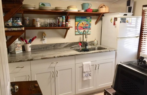 Stuart Cottage | Roonie's Periwinkle Cottage - waterfront- 2 bikes - downtown Stuart