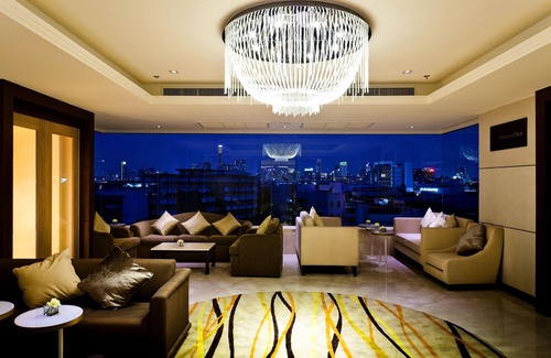 Pom Prap Sattru Phai Hotel | Royal Princess Larn Luang