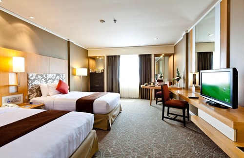 Pom Prap Sattru Phai Hotel | Royal Princess Larn Luang