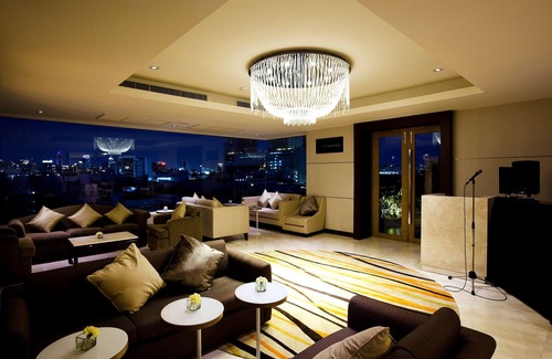 Pom Prap Sattru Phai Hotel | Royal Princess Larn Luang