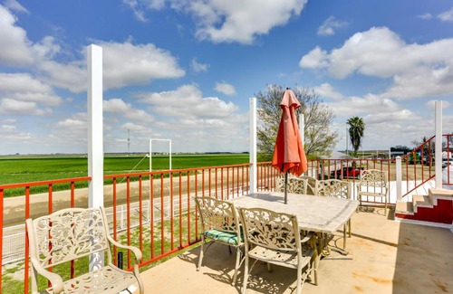 Tulare House | Rustic California Vacation Rental with Rooftop Patio
