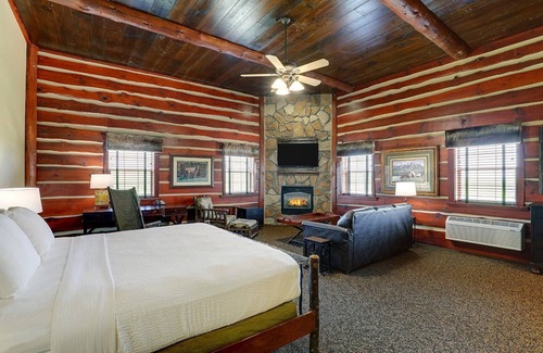 Columbia Hotel | Rustic & Cozy Columbia Getaway: Heated Pool w/Outdoor Patio! Parking
