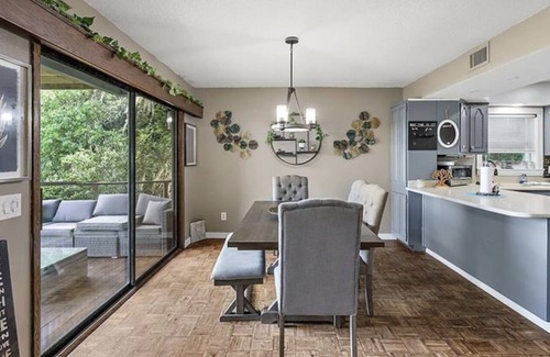 Umatilla House | Rustic Enchanted Forest- A Nature Lover’s Retreat with lake, pool, and hot tub