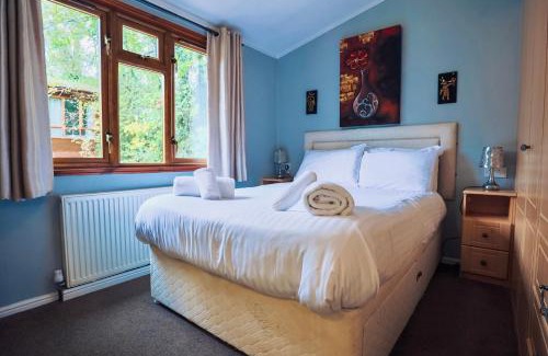 Liverton Villa | Rustic Fawn Lodge with Hot Tub for 4 - Resort Spa in Devon
