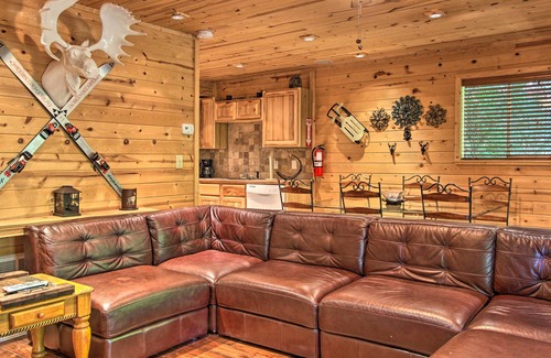 Chalet Village Cottage | Rustic Gatlinburg Chalet w/Hot Tub: 2 Mi to Town