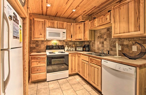 Chalet Village Cottage | Rustic Gatlinburg Chalet w/Hot Tub: 2 Mi to Town