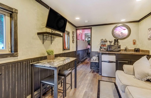 Cascade House | Rustic Railway Retreat - Historic caboose - 10 min from Colorado Springs