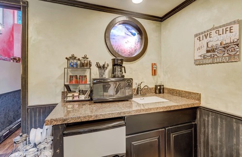 Cascade House | Rustic Railway Retreat - Historic caboose - 10 min from Colorado Springs