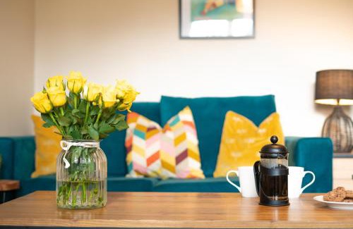 Ashby-de-la-Zouch House | Saltbox Stays - 3 Bed with off-street parking, fast Wifi, sleeps 7, Central location